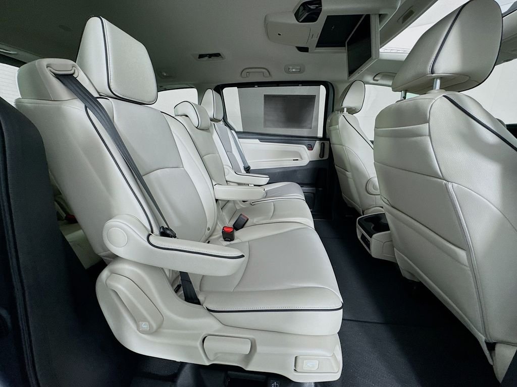 New 2026 Solar Silver Metallic Honda Touring image 40