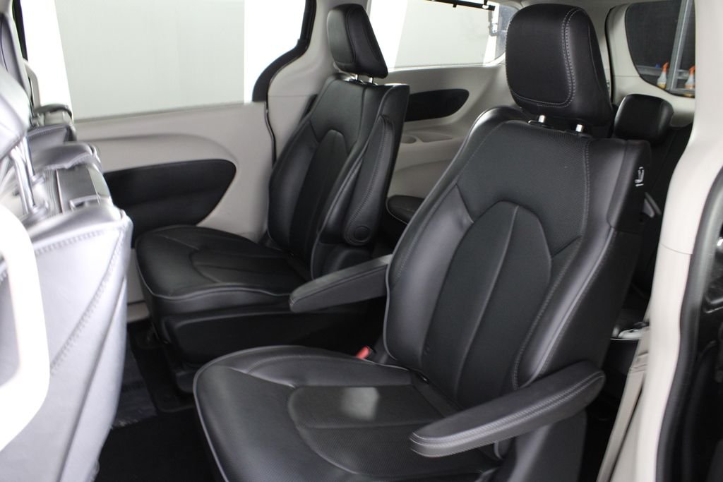 Used 2018 Gray Chrysler Limited image 20