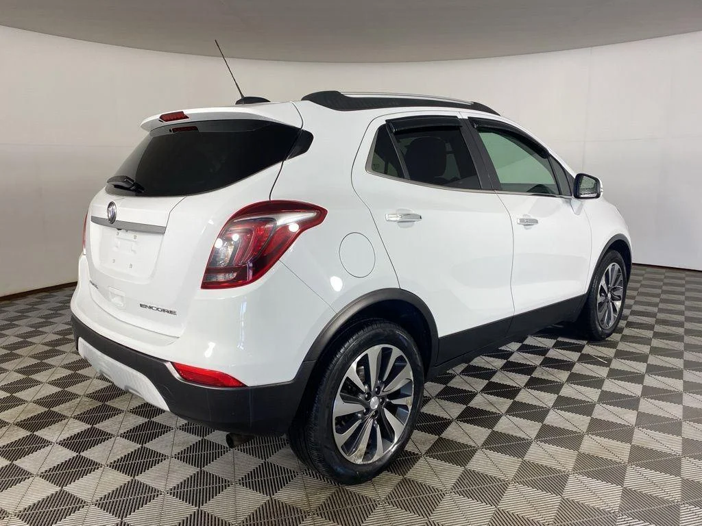 Used 2017 Summit White Buick Essence image 7