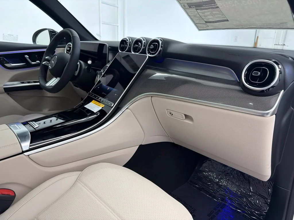 New 2027 White Mercedes-Benz GLC 300 image 28