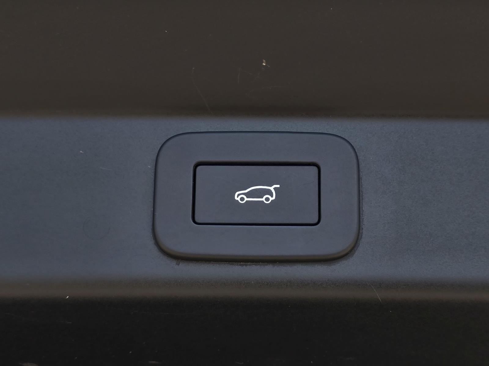 Used 2025 Santorini Black Metallic Land Rover SE image 33
