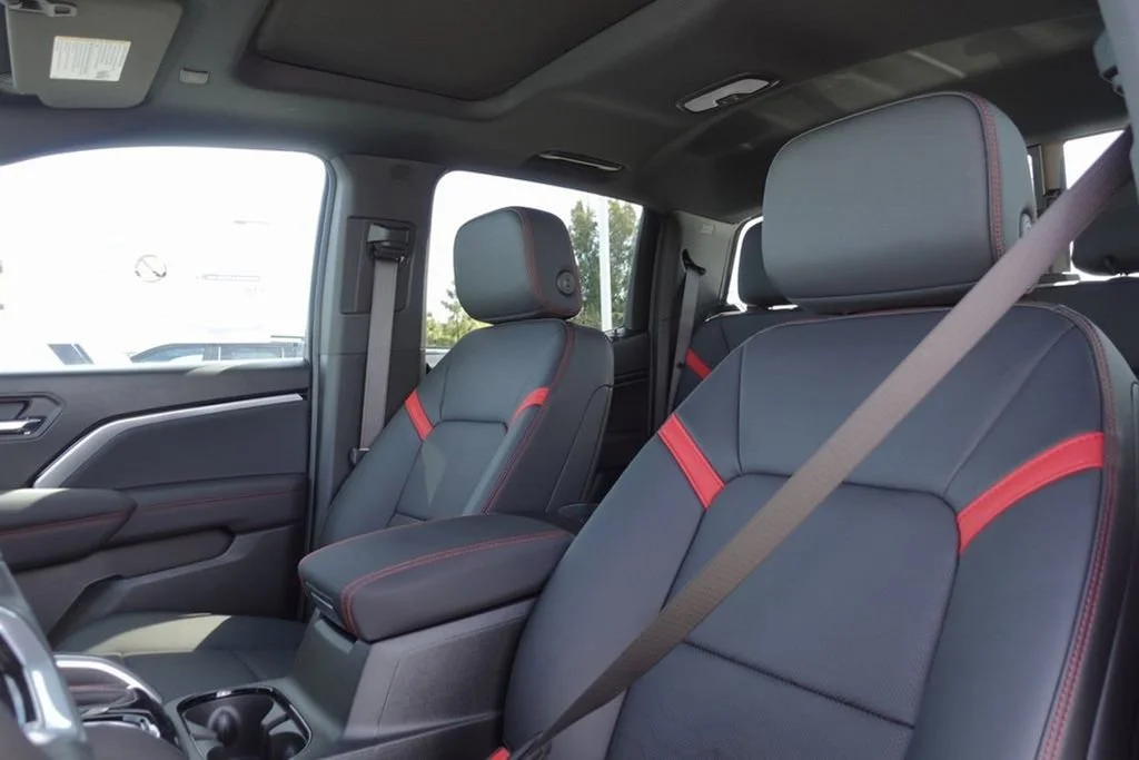 2025 Chevrolet Colorado Z71 - Photo 11