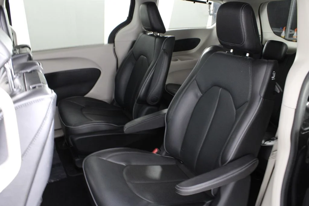 Used 2018 Gray Chrysler Limited image 20