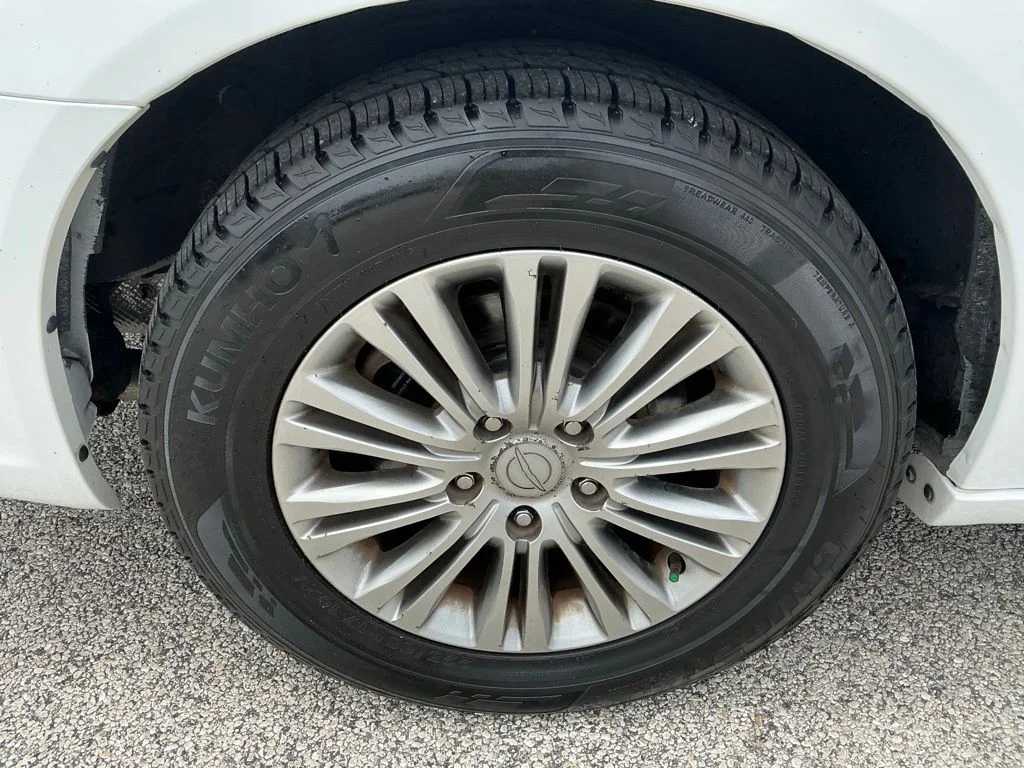 Used 2014 White Chrysler Touring-L image 29