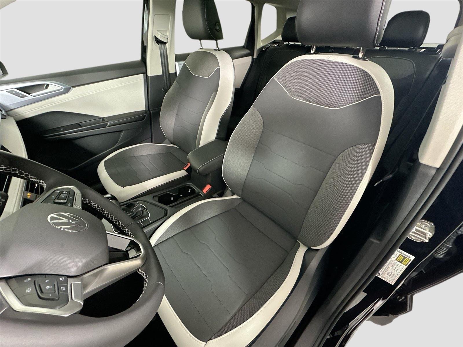 New 2026 Deep Black Pearl Volkswagen SE image 19