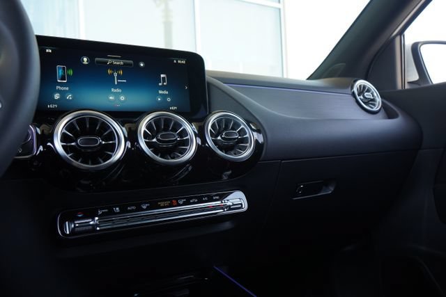 New 2026 Polar White Mercedes-Benz GLA 250 image 43