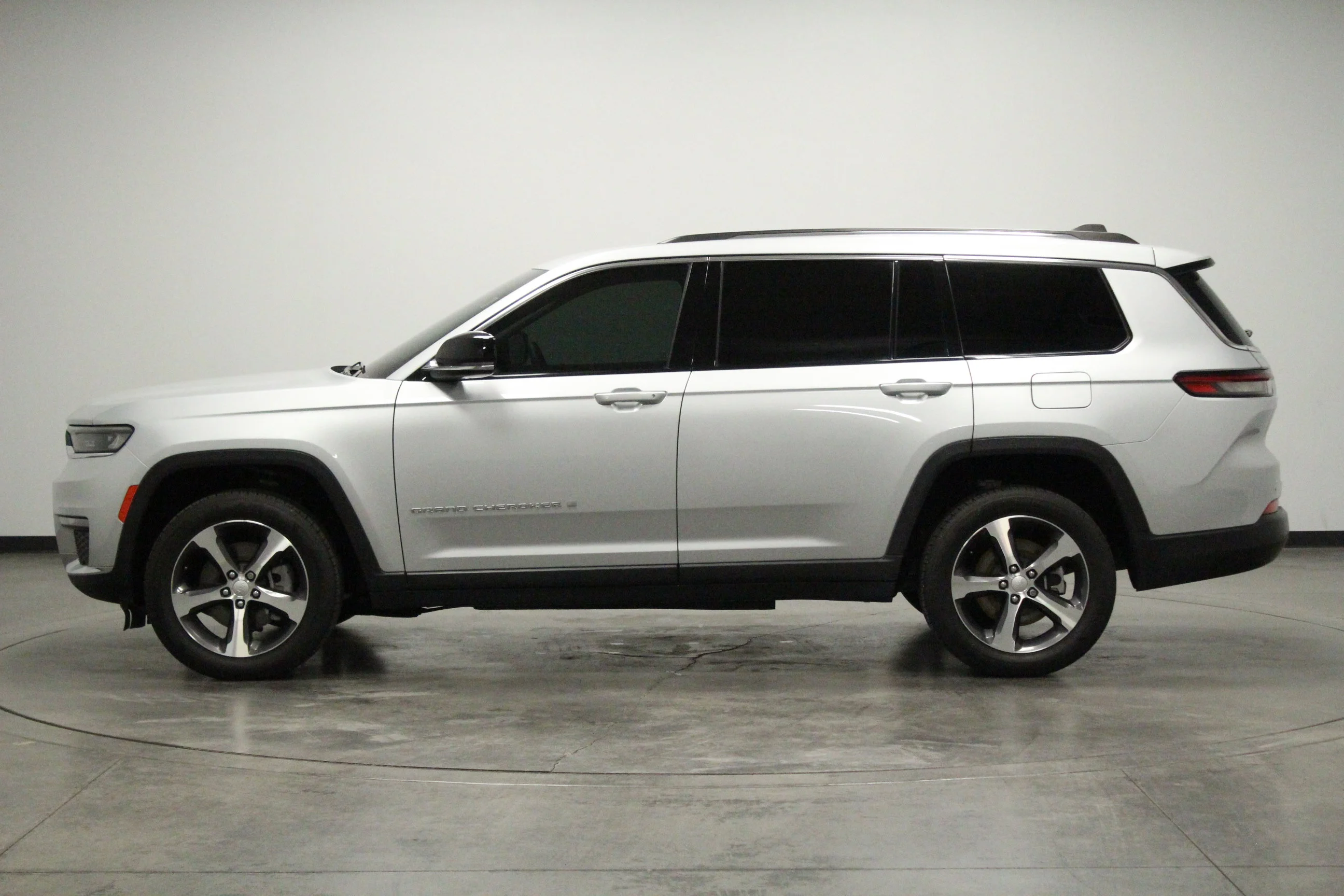 Used 2023 Silver Zynith Jeep Limited image 5