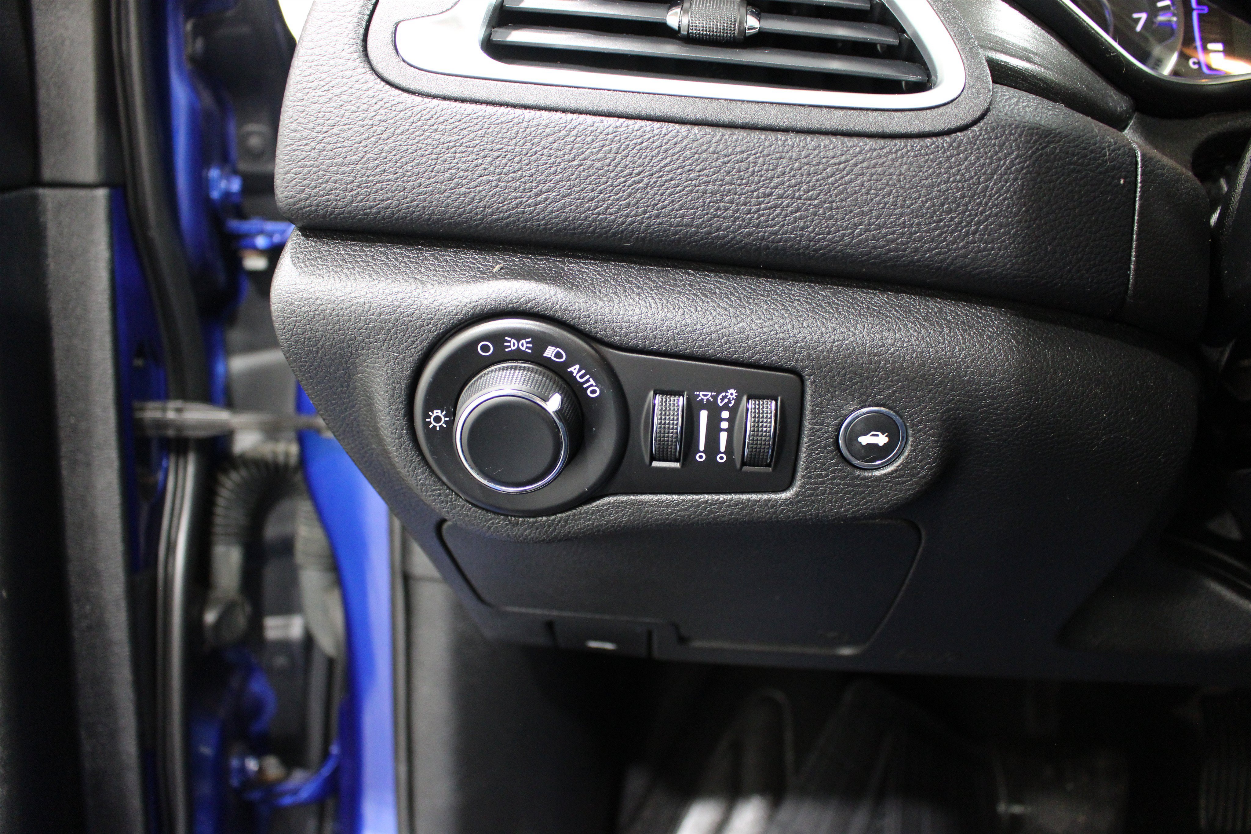 Used 2015 Vivid Blue Pearlcoat Chrysler Limited image 8