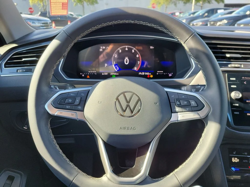 Used 2024  Volkswagen 2.0T SE image 18