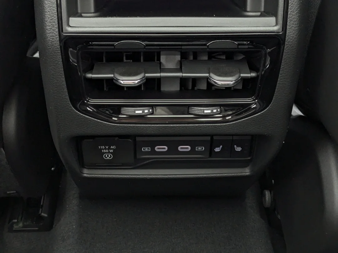 New 2026 Grey Jeep Limited Reserve - - 4x4 - Pano Sunroof - Nappa Lthr - Vent Seats - Tow Pkg - Remote Start & More! image 31