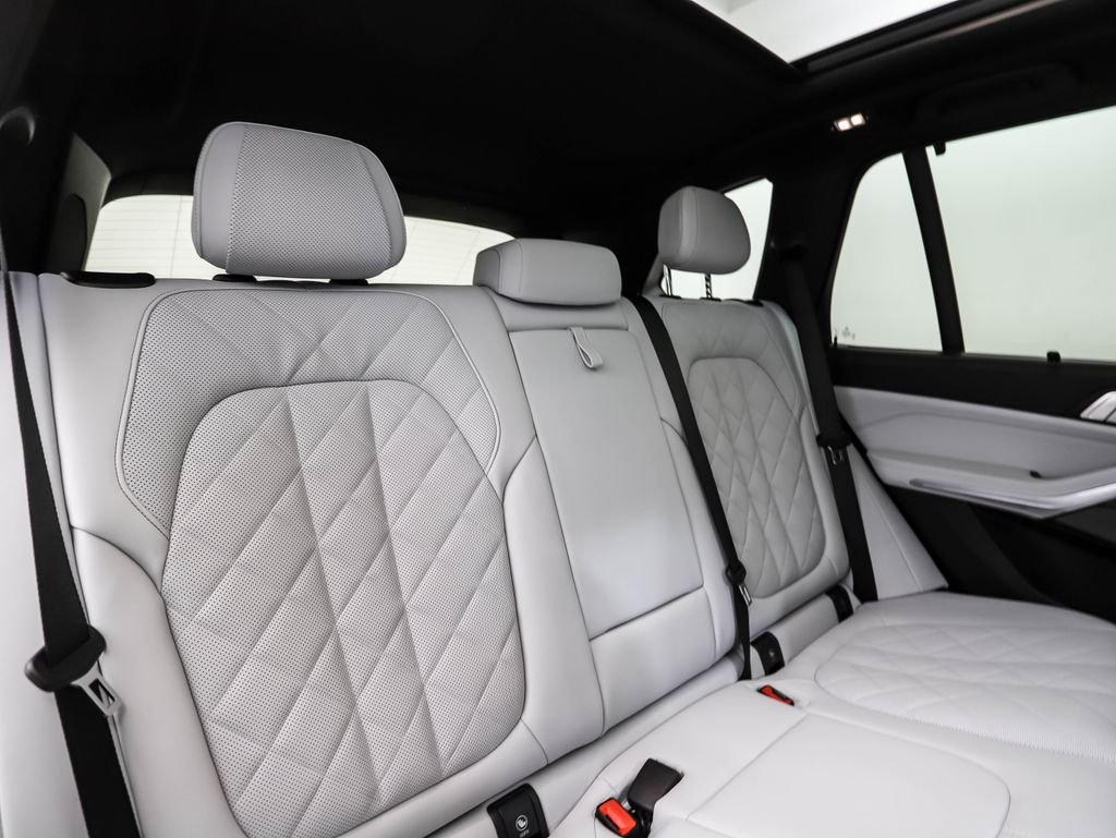 Used 2026 Blue Metallic BMW M60i image 27