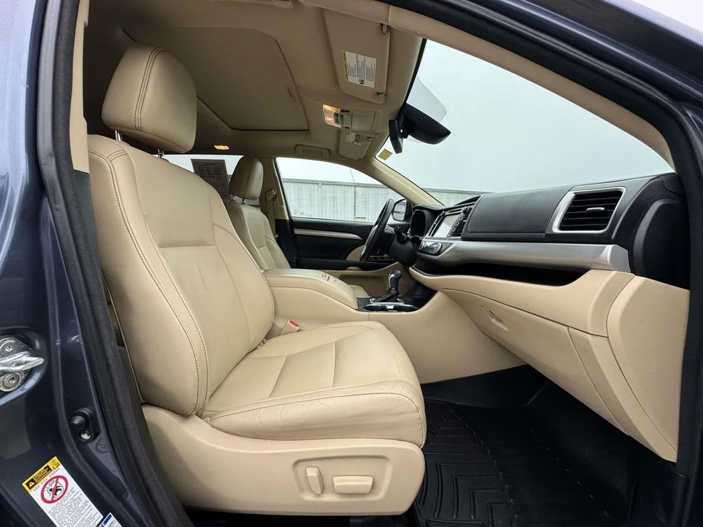 Used 2018 Blue Toyota XLE image 16
