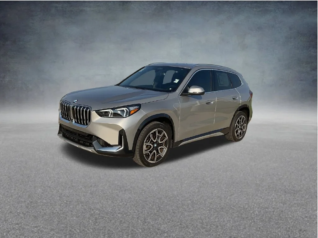 Used 2025 Silver BMW xDrive28i image 3