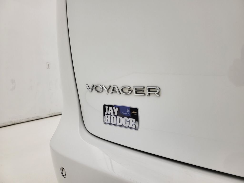 Used 2024 White Chrysler LX image 22