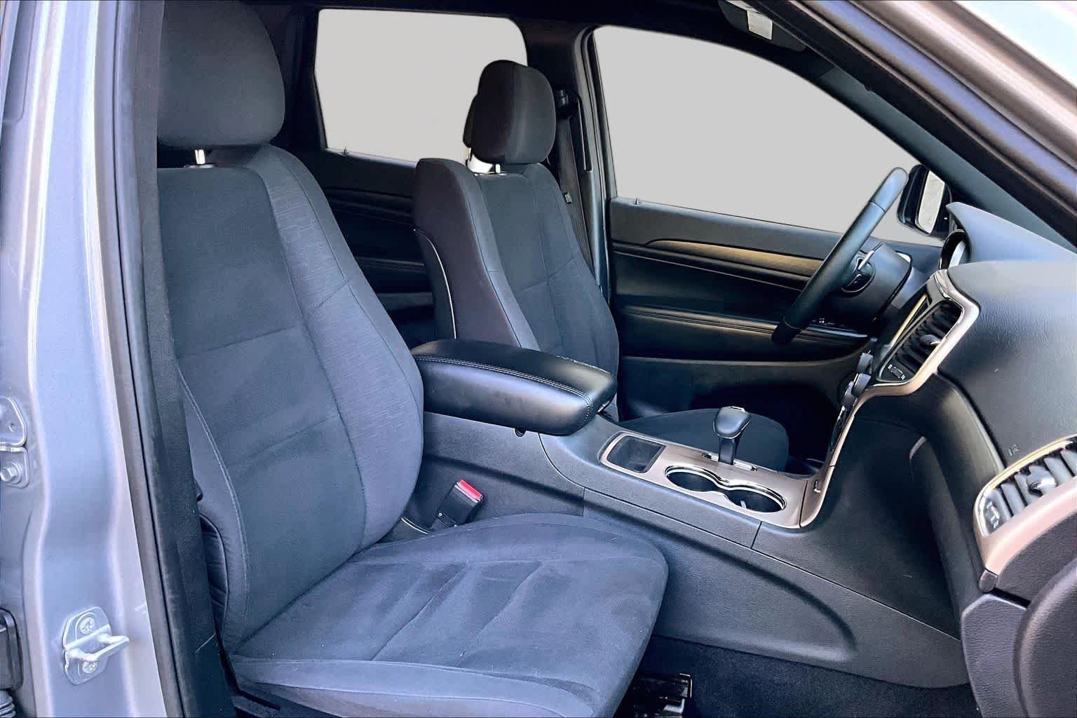 Used 2015 Billet Silver Metallic Clearcoat Jeep Laredo image 9