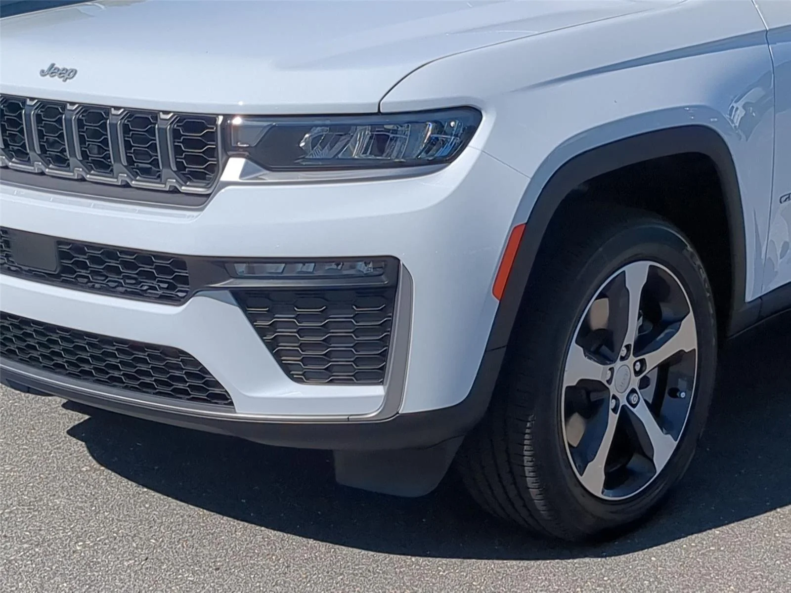 New 2026 Bright White Clear-Coat Exterior Paint Jeep Limited image 9