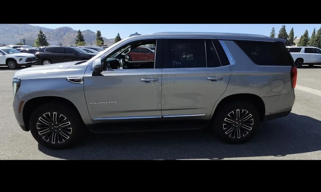 Used 2025 Silver GMC Elevation image 3