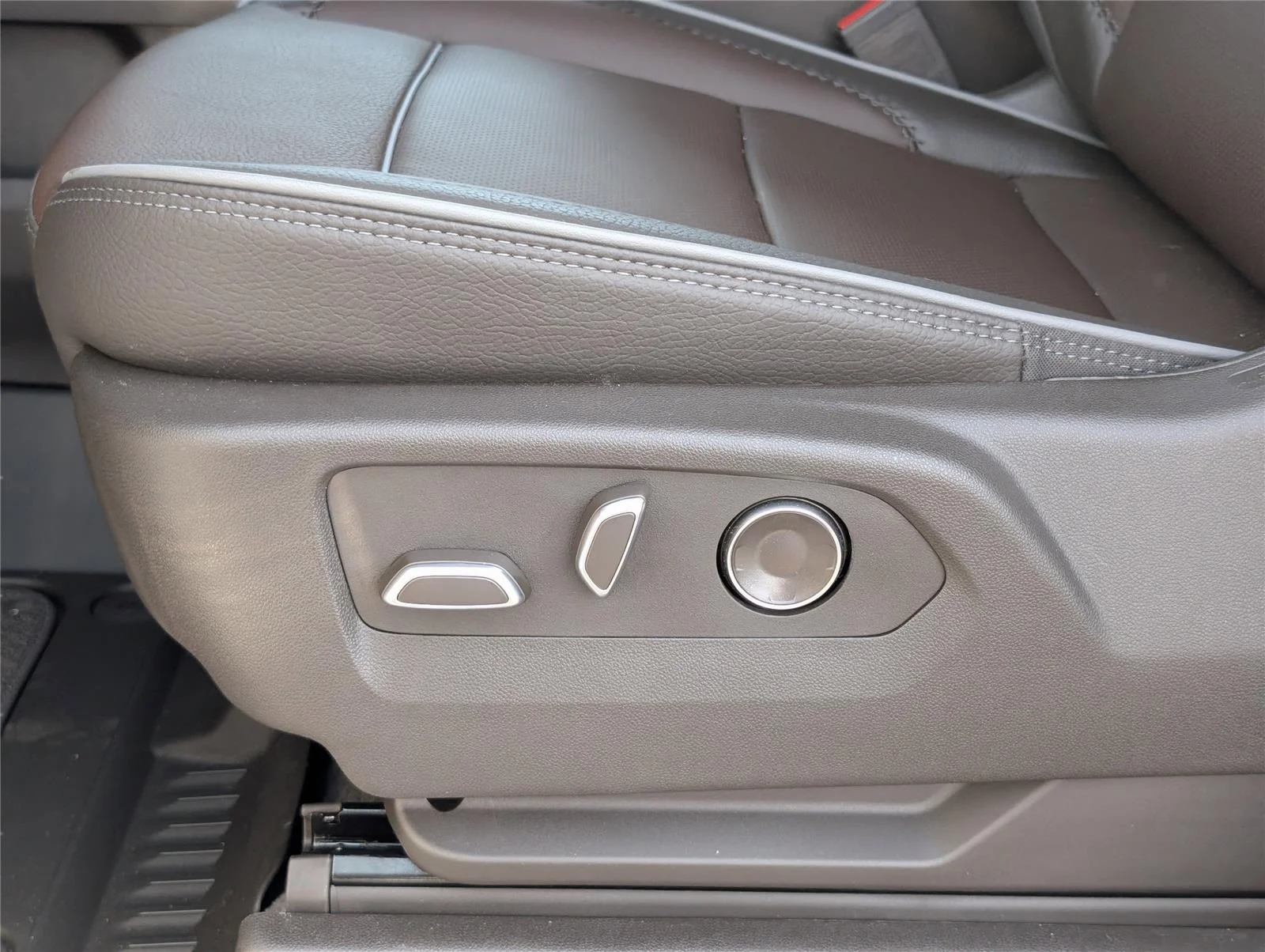 New 2026 Glacier White Tricoat GMC Denali DRW image 21