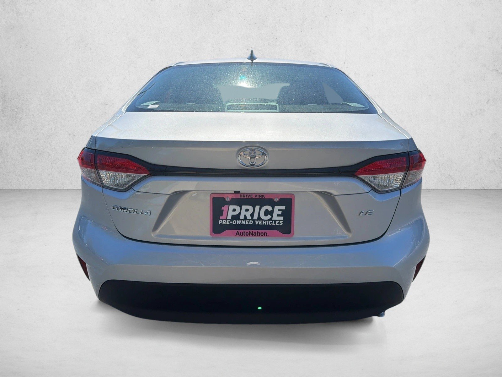 New 2027 Classic Silver Metallic Toyota LE image 4