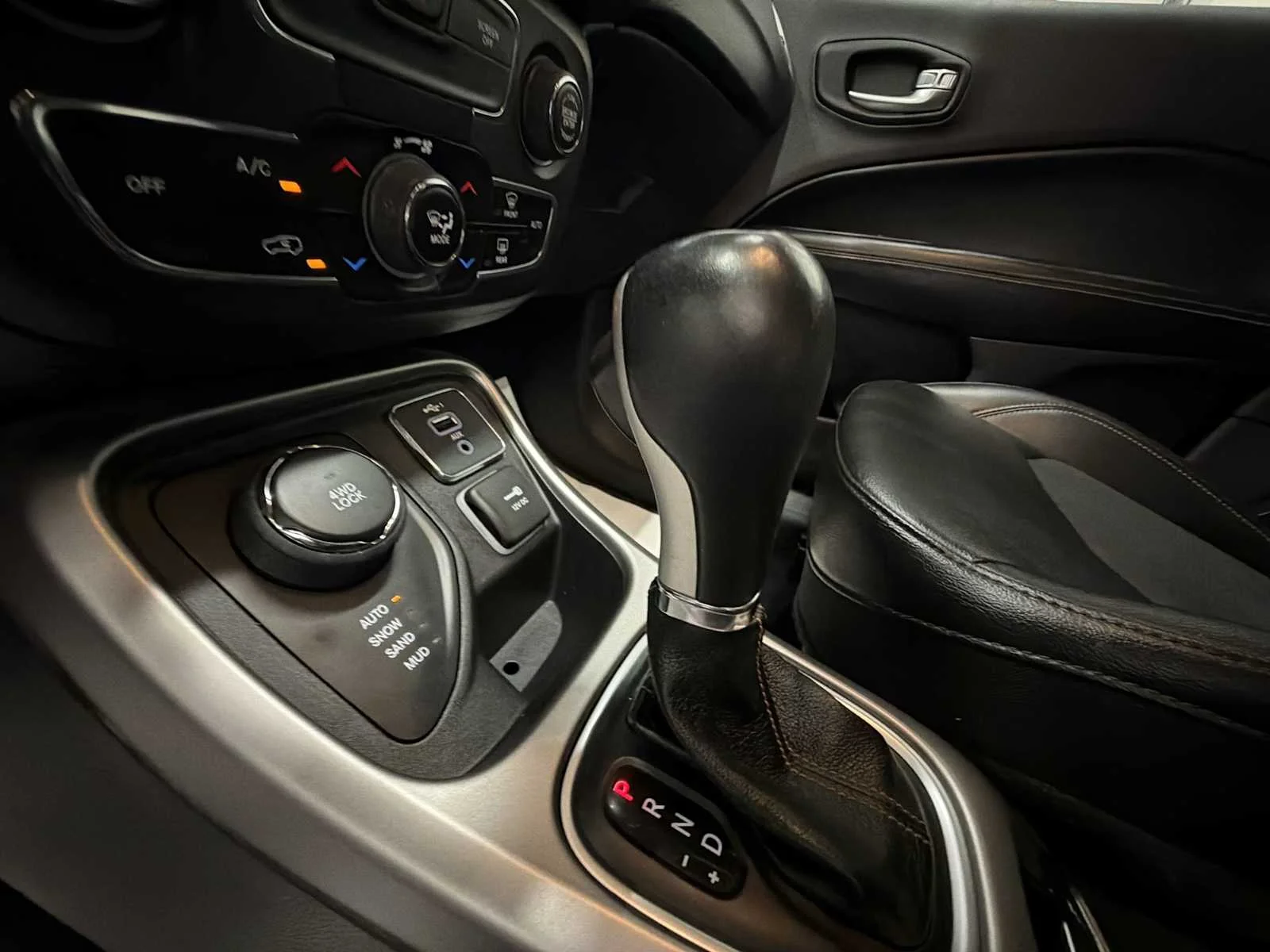 Used 2020 White Clearcoat Jeep Latitude image 20