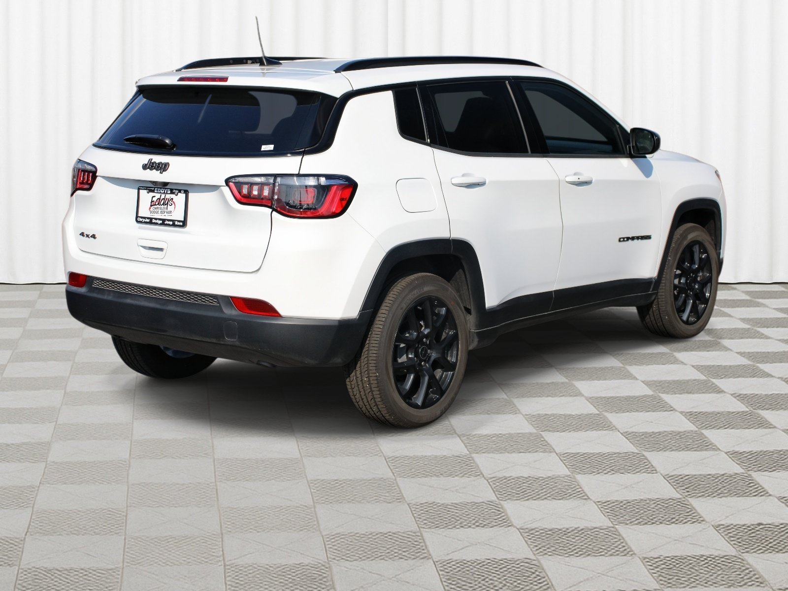 New 2026 Bright White Clear-Coat Exterior Paint Jeep Latitude Altitude image 30
