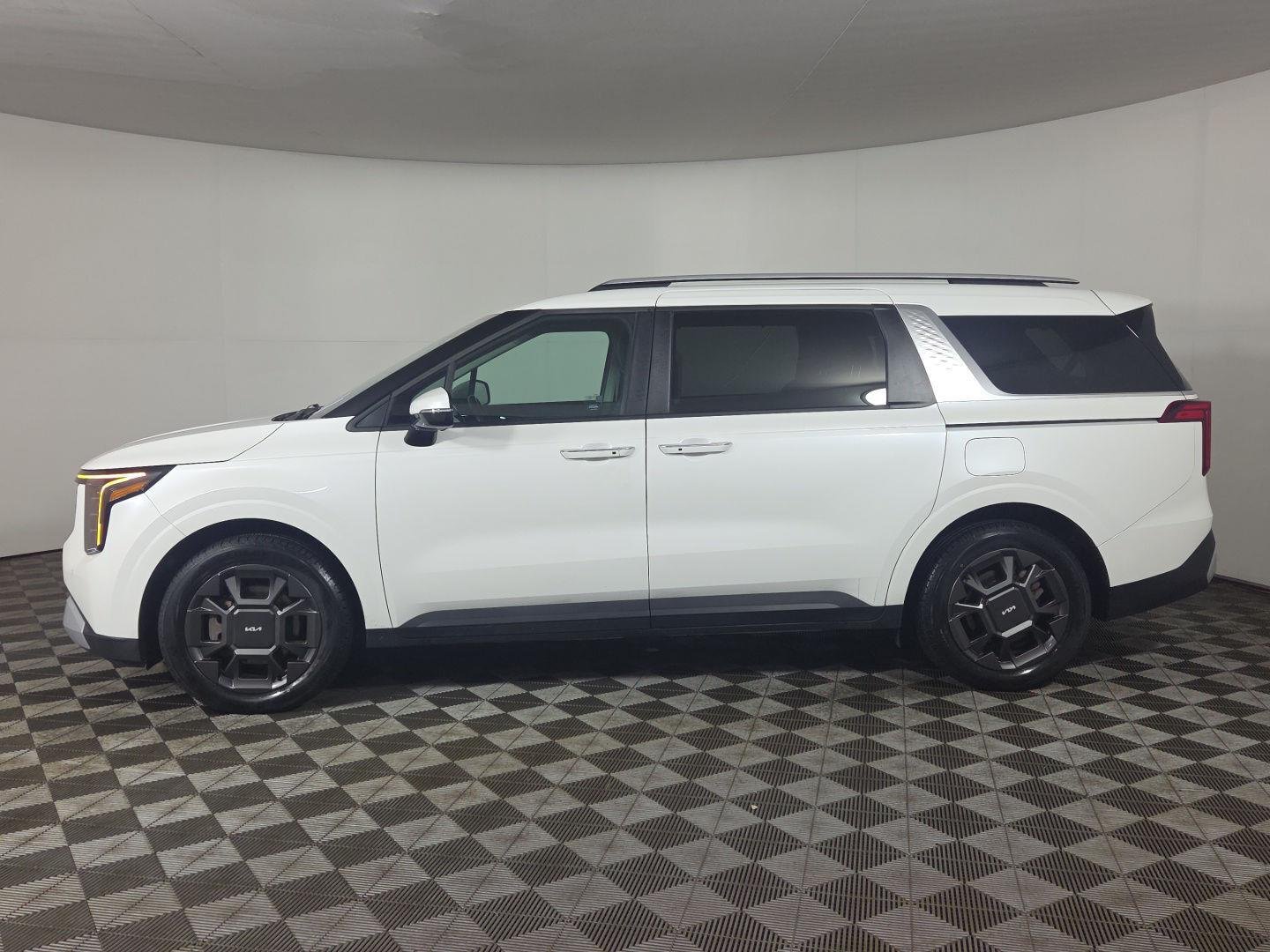 Used 2025 Snow White Pearl Kia EX image 3