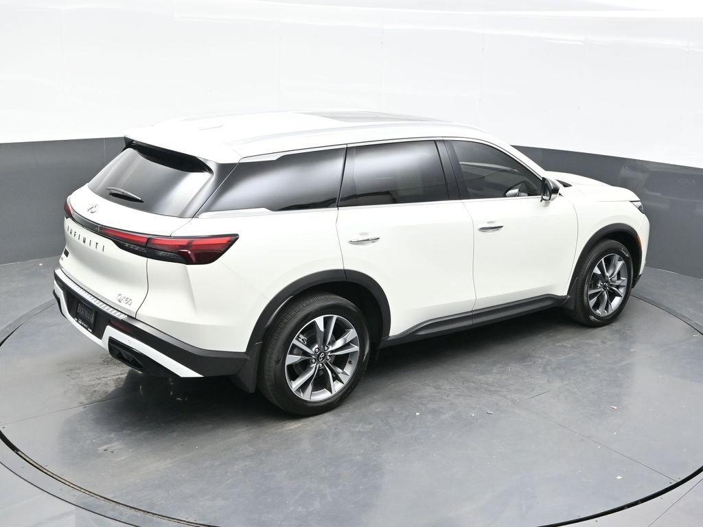Used 2023 White INFINITI LUXE image 37