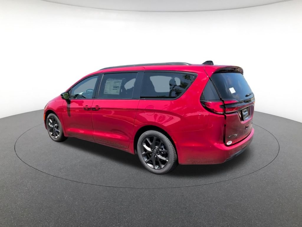 New 2027 Red Hot Pearl-Coat Exterior Paint Chrysler Limited image 8