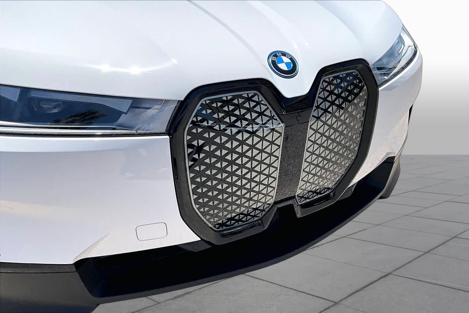 Used 2024 Alpine White BMW xDrive50 image 29