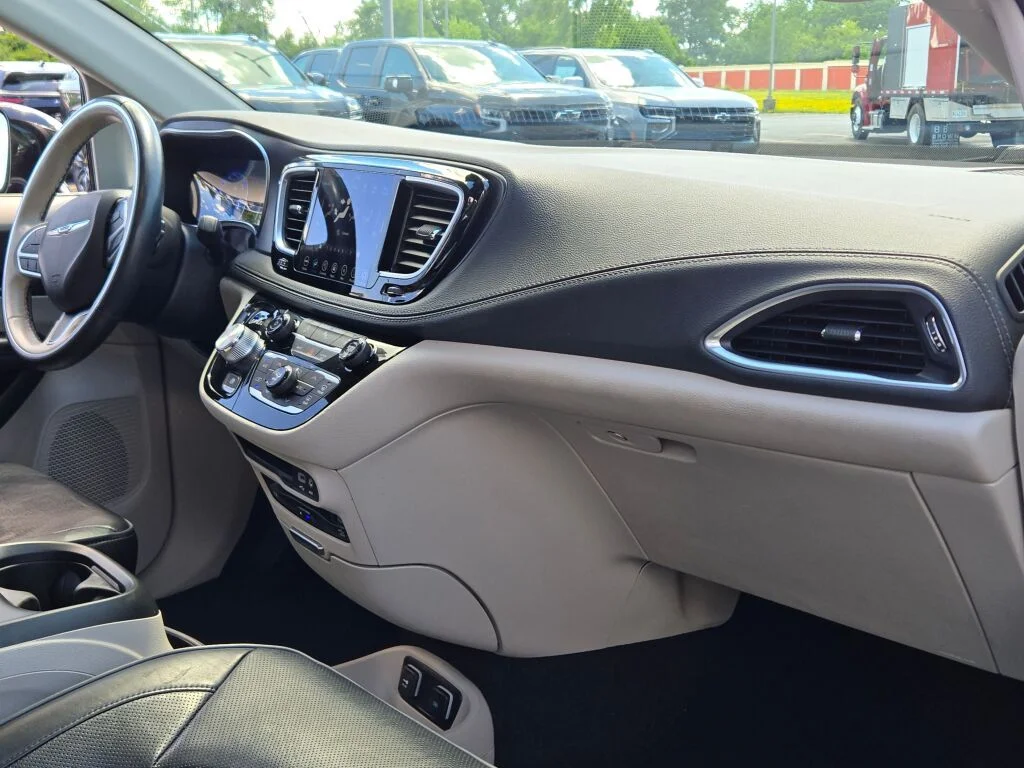 Used 2020 Black Chrysler Limited image 7