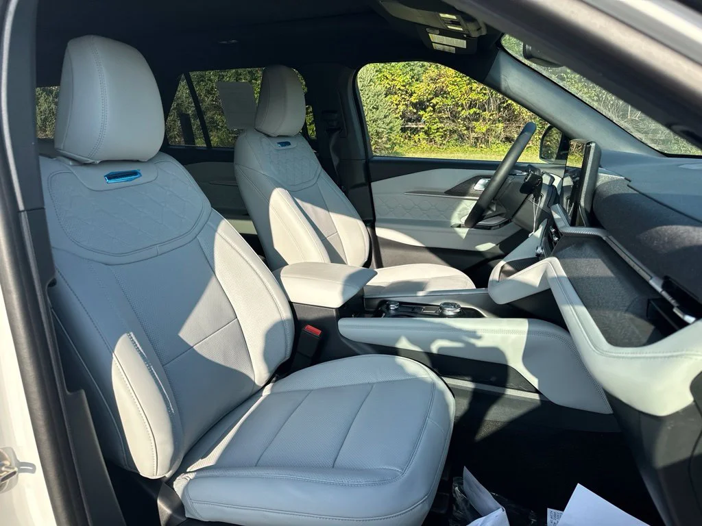New 2027 Star White Metallic Tri-Coat Ford Platinum™ image 23