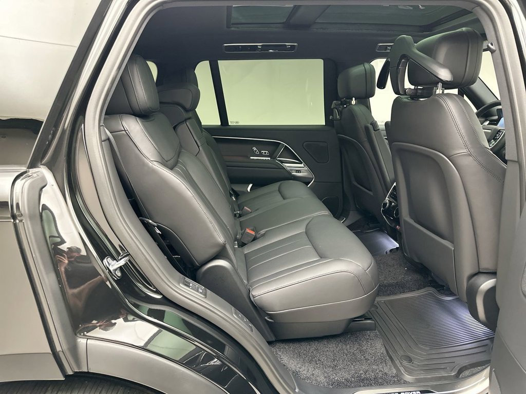 New 2027 Santorini Black Land Rover SE image 7