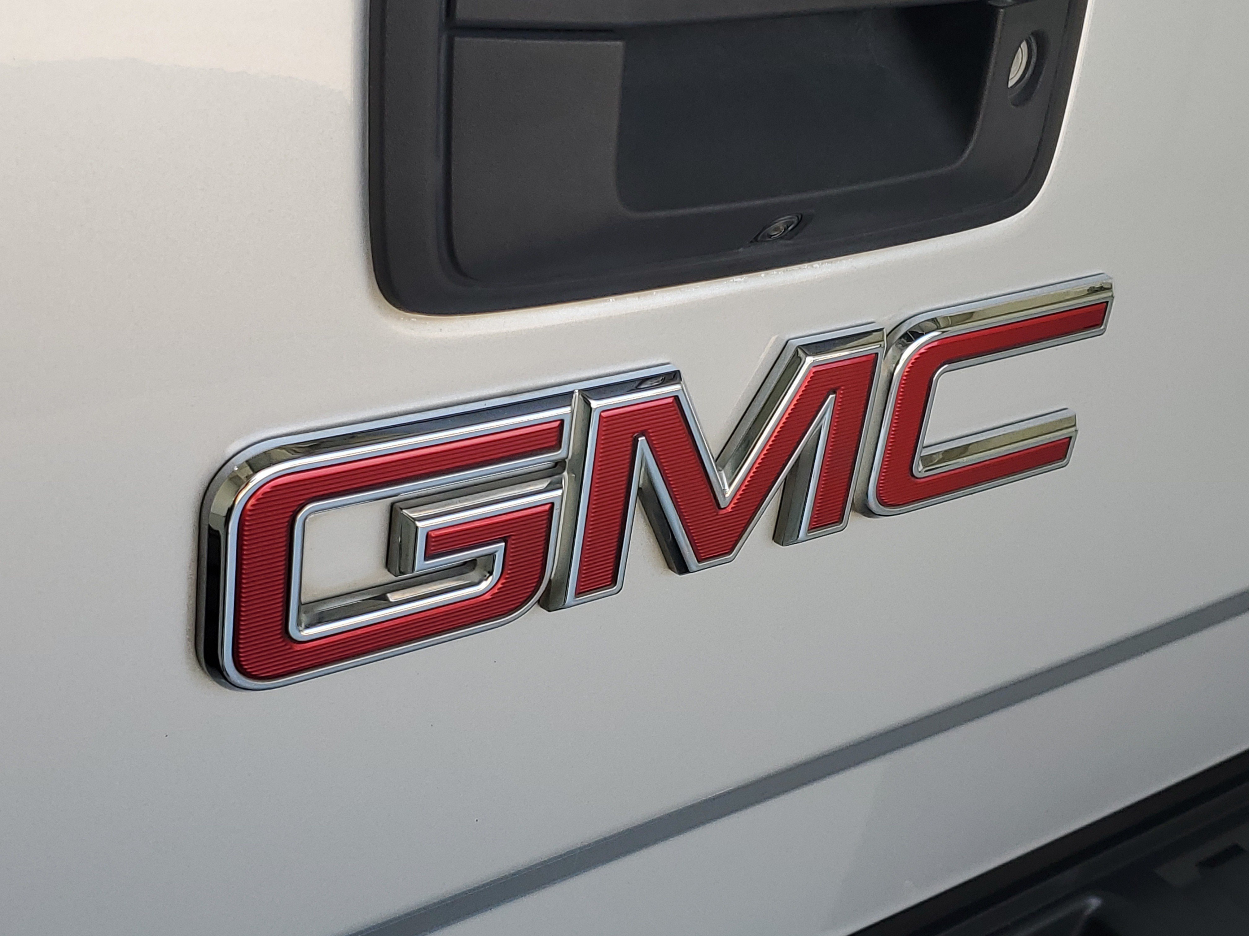 Used 2018 Quicksilver Metallic GMC SLT image 9