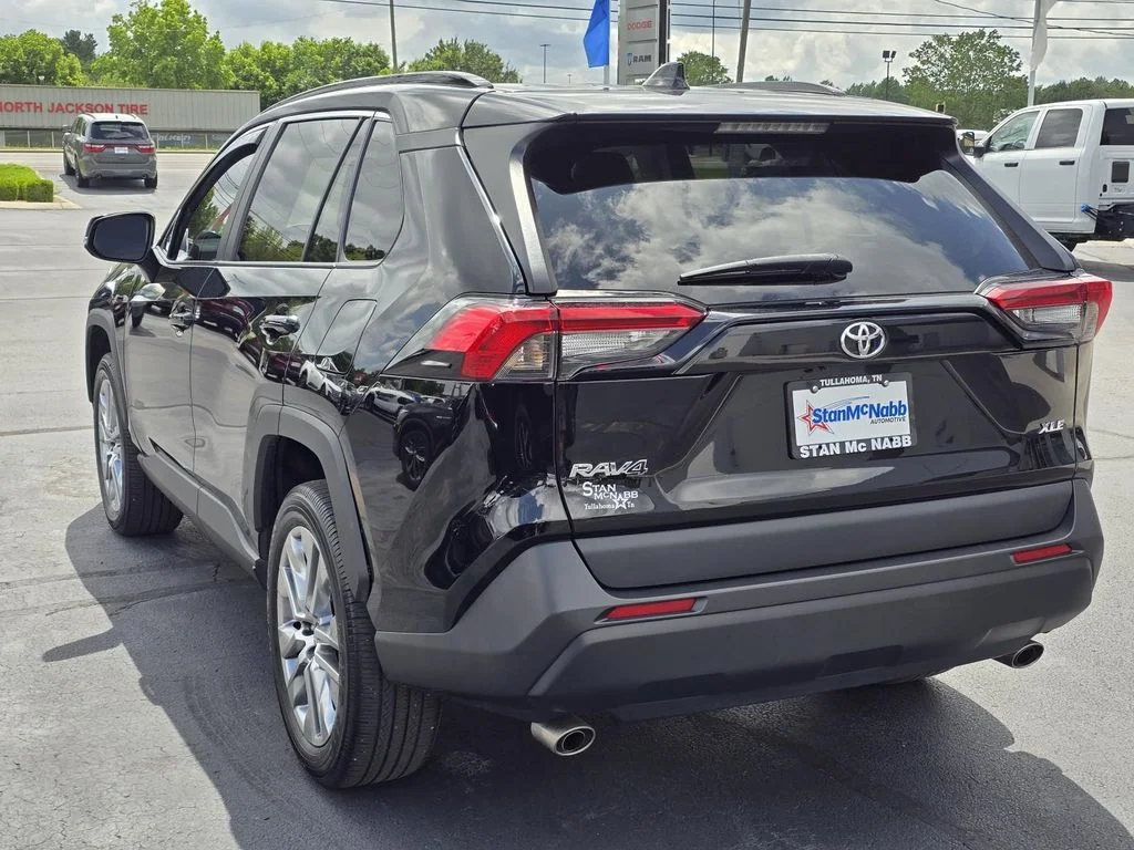 Used 2022 Midnight Black Metallic Toyota XLE Premium image 7