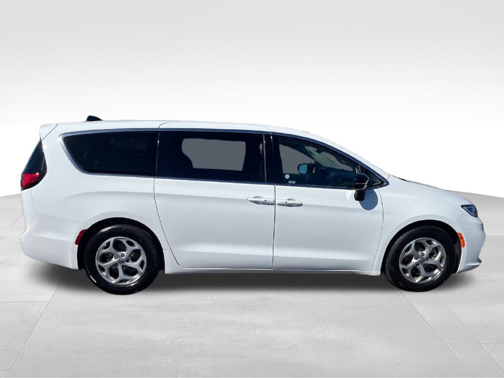 Used 2024 White Chrysler Limited image 6
