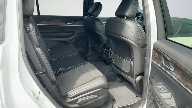 New 2026 Bright White Clear-Coat Exterior Paint Jeep Laredo image 22