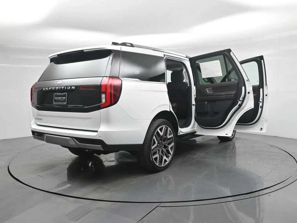 New 2025 Oxford White Ford Platinum image 5
