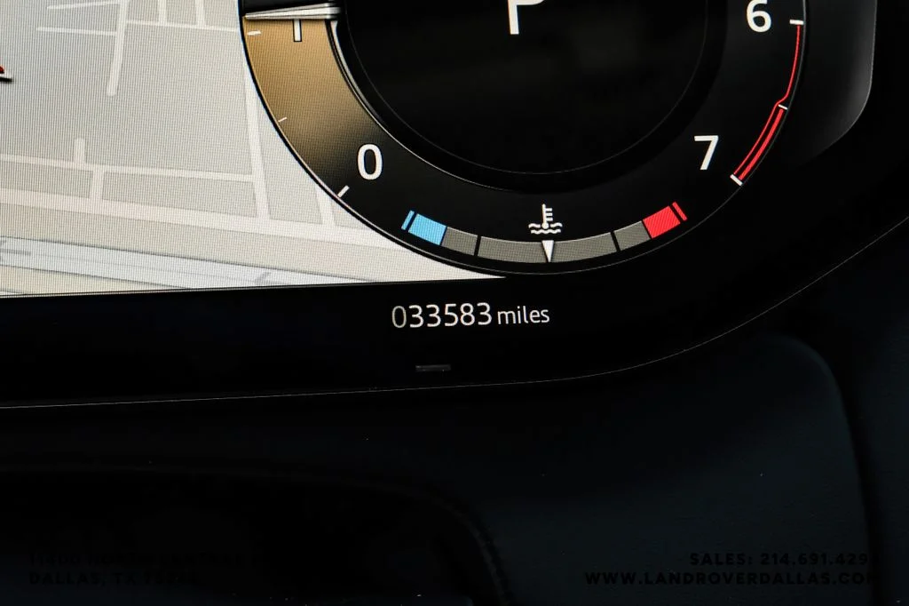 Used 2023 Grey Land Rover SE image 18