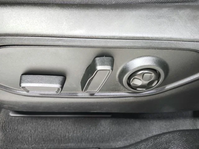 Used 2025 Silver Jeep Altitude image 20
