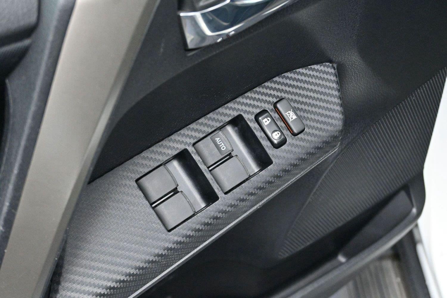 Used 2015 Super White Toyota XLE image 10