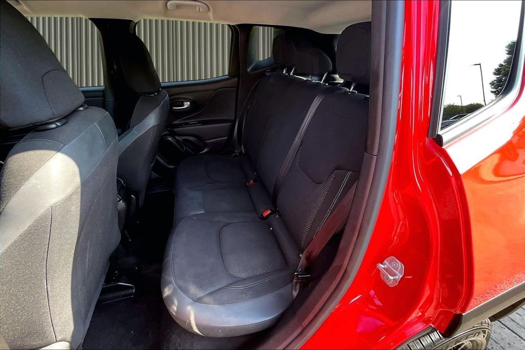 Used 2023 Red Jeep Altitude image 28