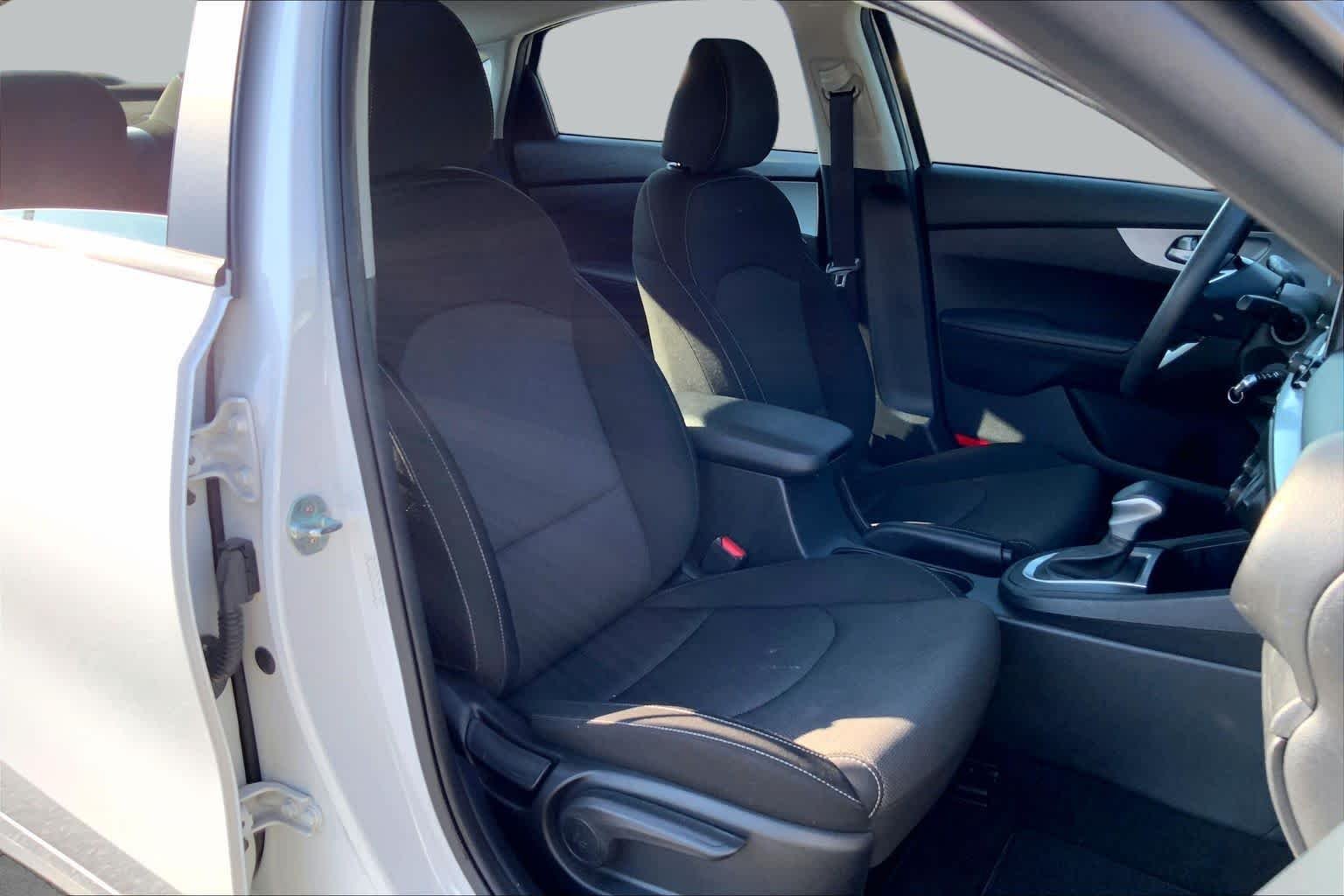 Used 2023 Snow White Pearl Kia LXS image 9