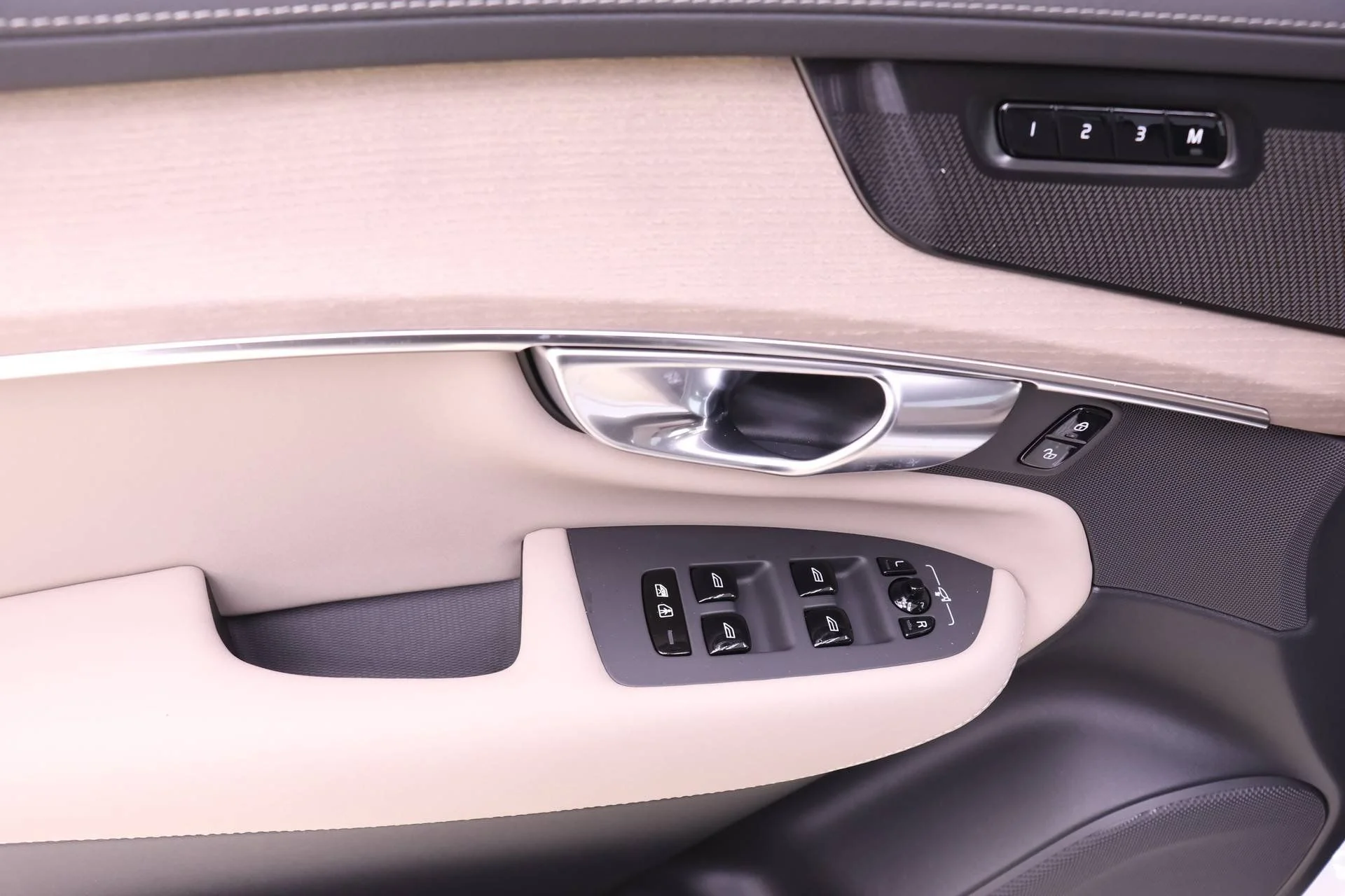 New 2026 Crystal White Volvo Plus image 11