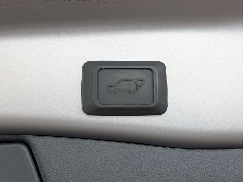 2024 Toyota RAV4 XSE - Photo 18