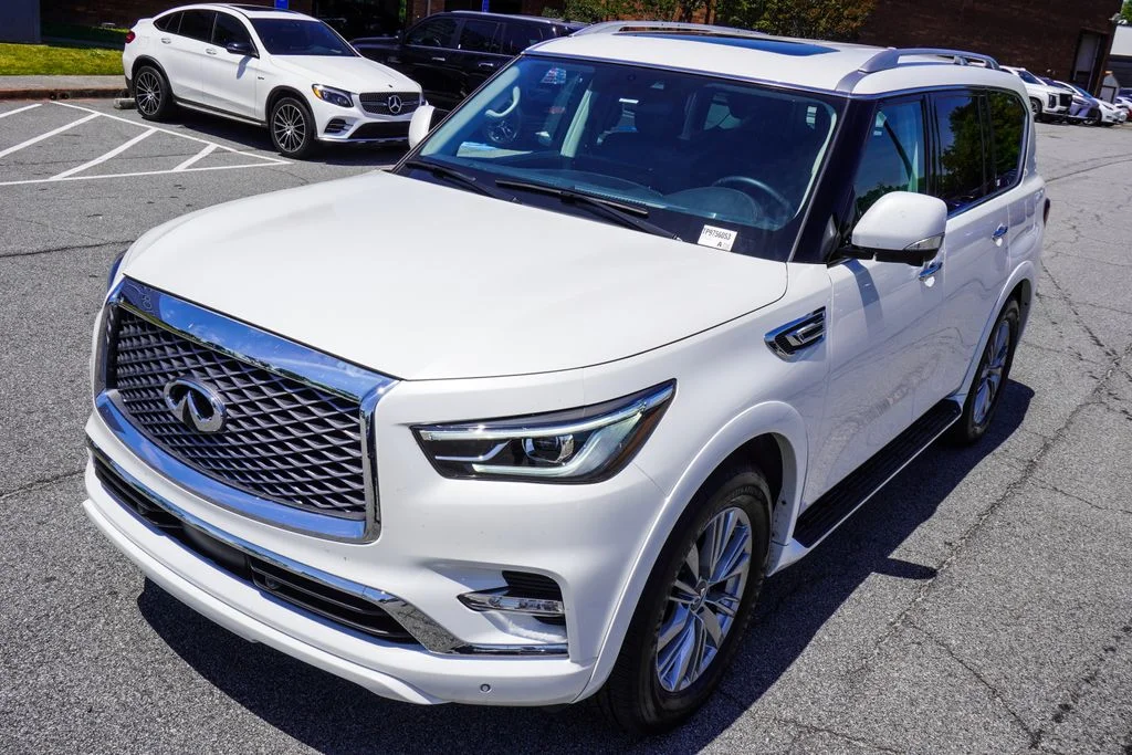 Used 2023 White INFINITI LUXE image 40