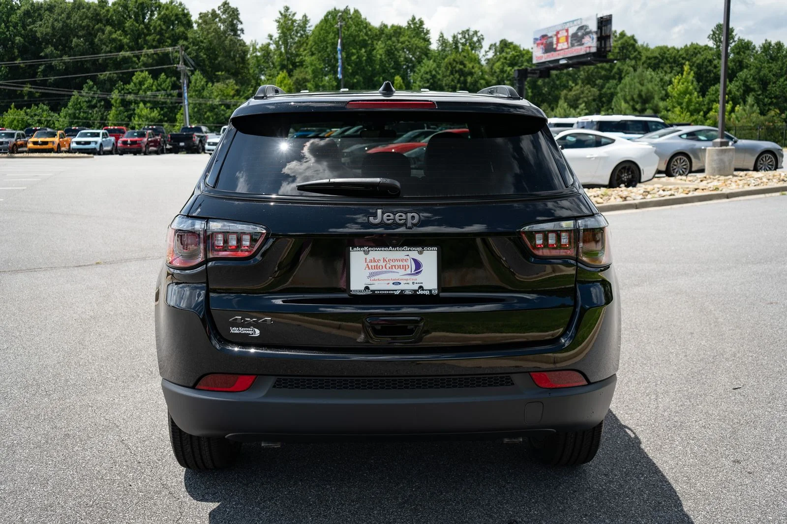 New 2026 Diamond Black Crystal Pearl-Coat Exterior Paint Jeep Latitude image 8