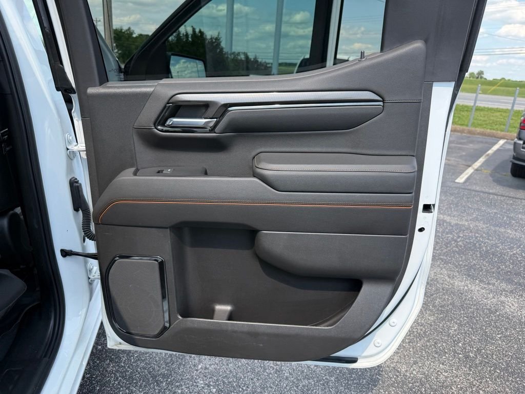 Used 2022 White GMC AT4 image 23