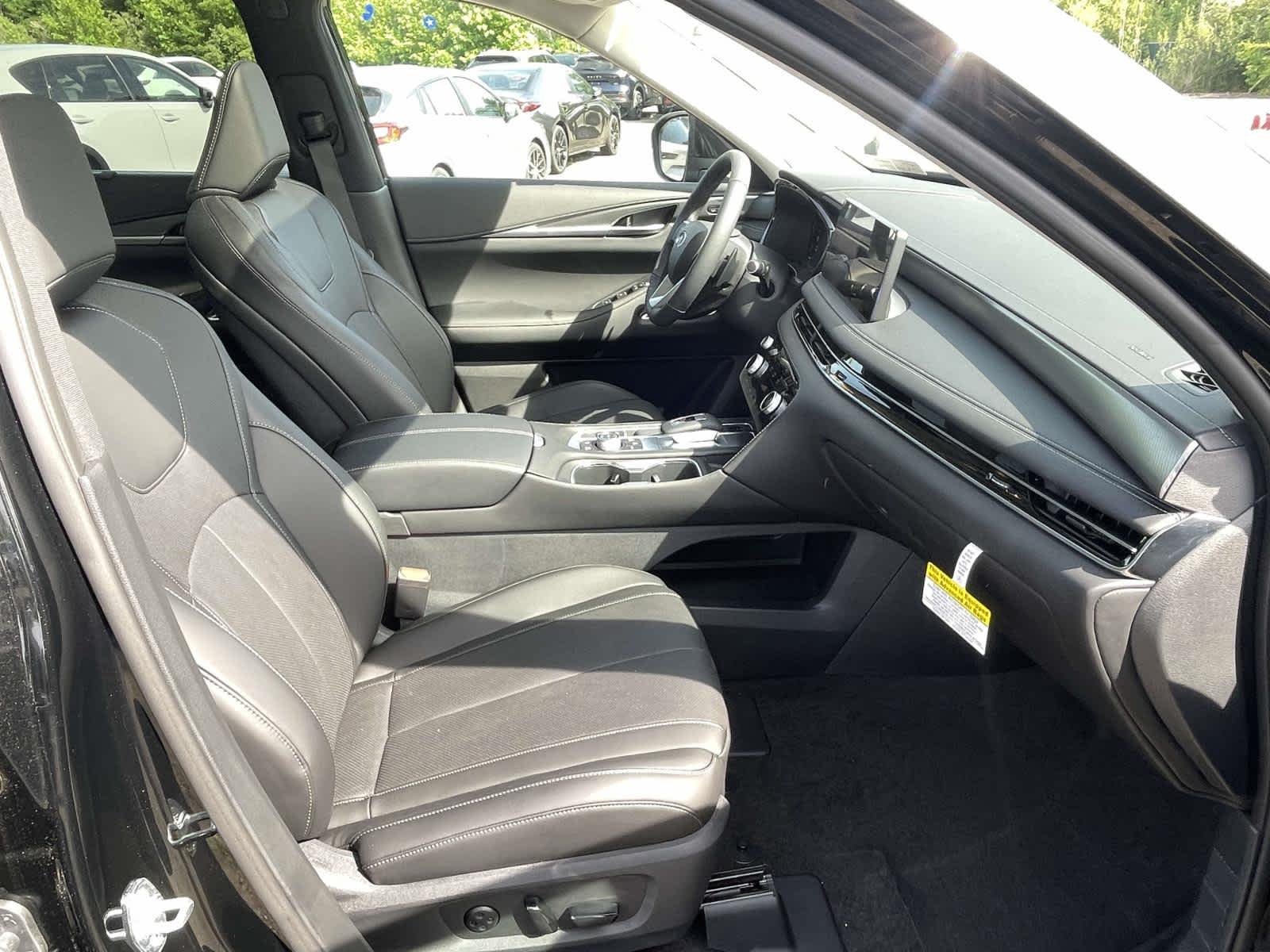 New 2026 Mineral Black INFINITI LUXE image 23