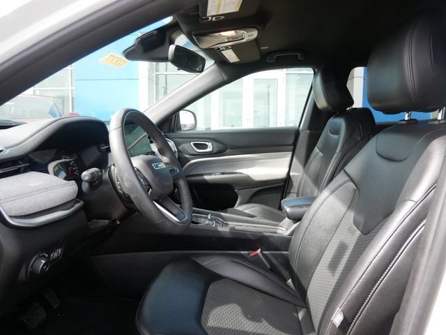 Used 2024 White Jeep Latitude image 4
