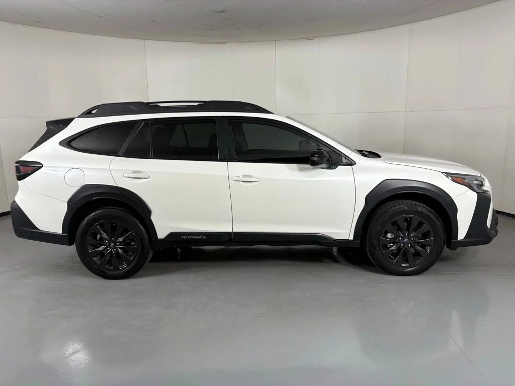 Used 2025 Crystal White Pearl Subaru Onyx Edition image 9